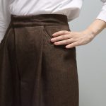 太巾ゴムとホックできゅっと腰回りが締まるので、ベルト無しでもダサくない