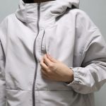 胸元のポケットを開けると中から出てきたのは？