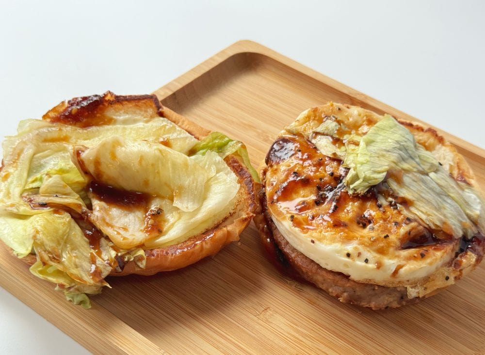 3種類の醤油をベースに八丁味噌や香味野菜を加えたソースは濃厚でワイルドなパティの味わいにもぴったり