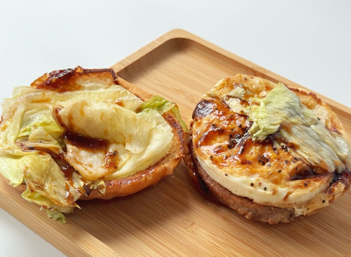 3種類の醤油をベースに八丁味噌や香味野菜を加えたソースは濃厚でワイルドなパティの味わいにもぴったり