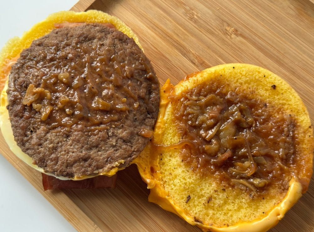 甘辛いすき焼きフィリングとスモーキーなベーコン、たまごとバター風味のバンズの組み合わせはいわずもがな抜群！