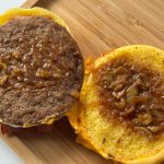 甘辛いすき焼きフィリングとスモーキーなベーコン、たまごとバター風味のバンズの組み合わせはいわずもがな抜群！