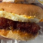 醤油風味の秘伝の和風ソースがたっぷりと染み込んだカツ