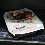 フタを点線まで少し開け、電子レンジで5分（600Ｗ）加熱