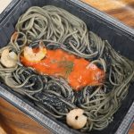 黒い麺と黒いソース、そして中央には海老3尾とトマトソースが