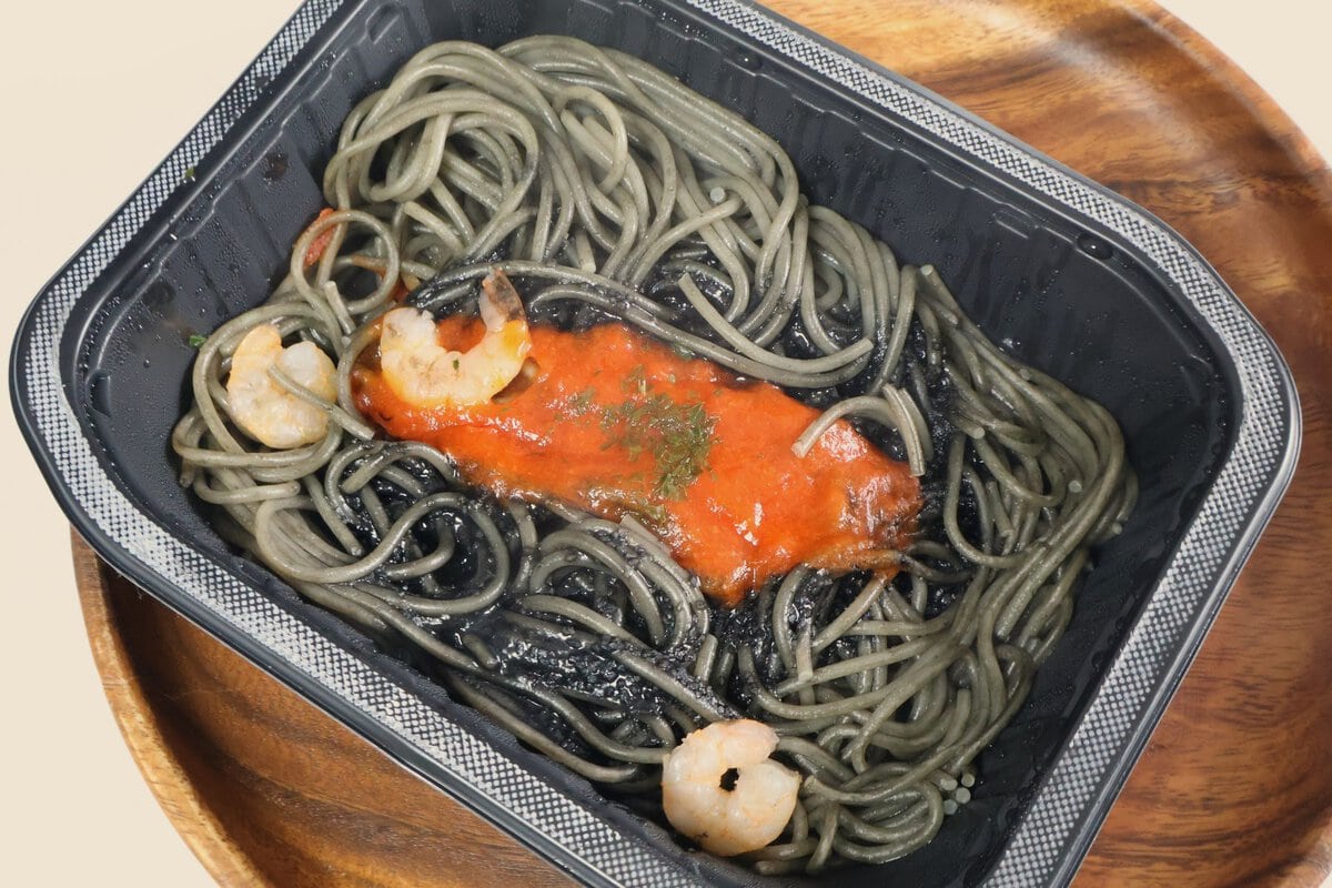 黒い麺と黒いソース、そして中央には海老3尾とトマトソースが