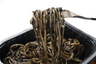 【ファミマの冷凍麺が凄すぎる】430円の本格イカスミパスタに感動！マニア絶賛レビュー＆ストック必至のおすすめ5選も実食レポ