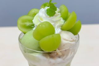 【デニーズの2000円超パフェ】シャインマスカットvs希少クイーンルージュ！秋限定「極上ぶどうパフェ」をグルメライターが食べ比べ