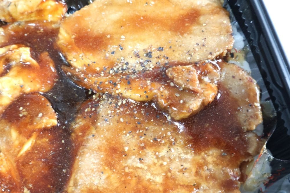 香ばしく炭火で焼き上げられ、甘いタレも