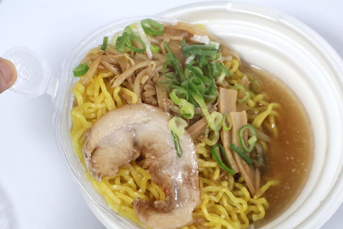 麺と具材、スープは別で販売されている