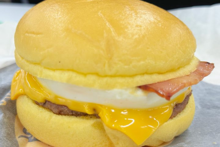 【マックの月見・第二弾】35周年でシリーズ初の“じゃがいも”入り「北海道産じゃがペッパー月見」が歴代トップクラスに美味しいかも!定番とも食べ比べ