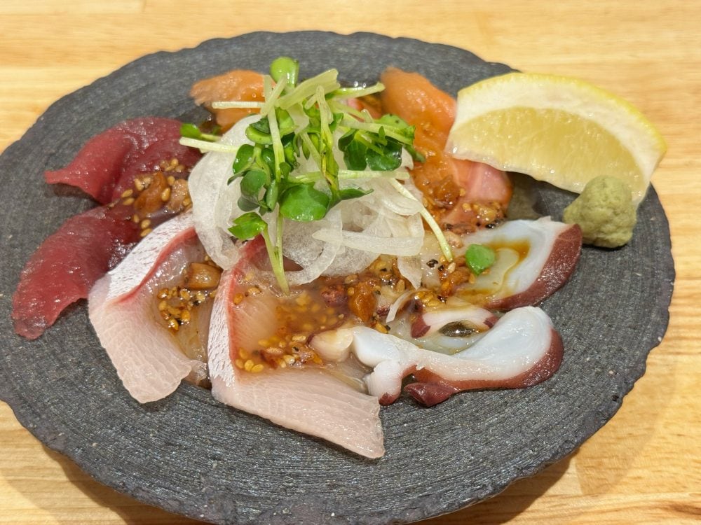 ネタが引き立つ爽やかな特製ソース「杉玉謹製 心踊るカルパッチョ」