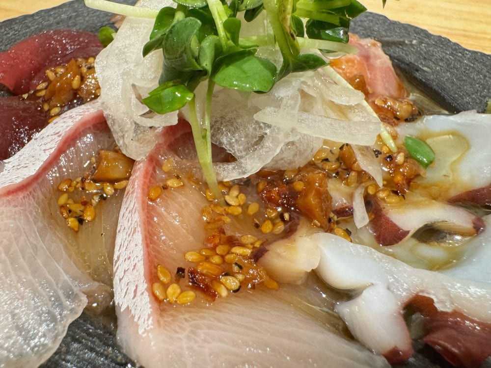 豪華な皿に特製ソースがたっぷり