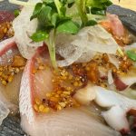 豪華な皿に特製ソースがたっぷり