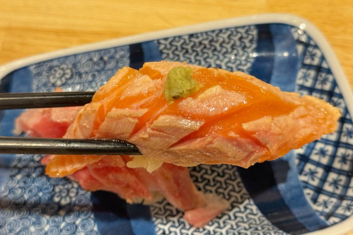 【美味しい事件は寿司居酒屋で起きていた】スシロー系列「杉玉」×『踊る大捜査線』コラボ寿司が旨すぎて悶絶!コラボグルメの枠を超えた必食メニューを実食レポ