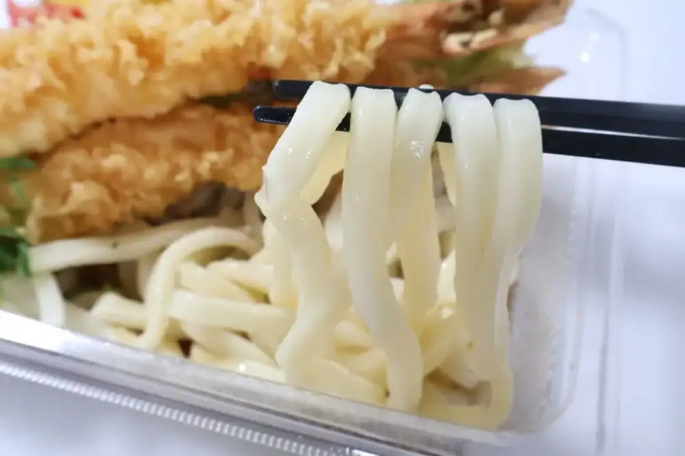 第2位 【角上魚類】海鮮天ぷらうどん、カレーを実食！「魚屋のこれウマいに決まってる」絶対買うべき夏の新惣菜