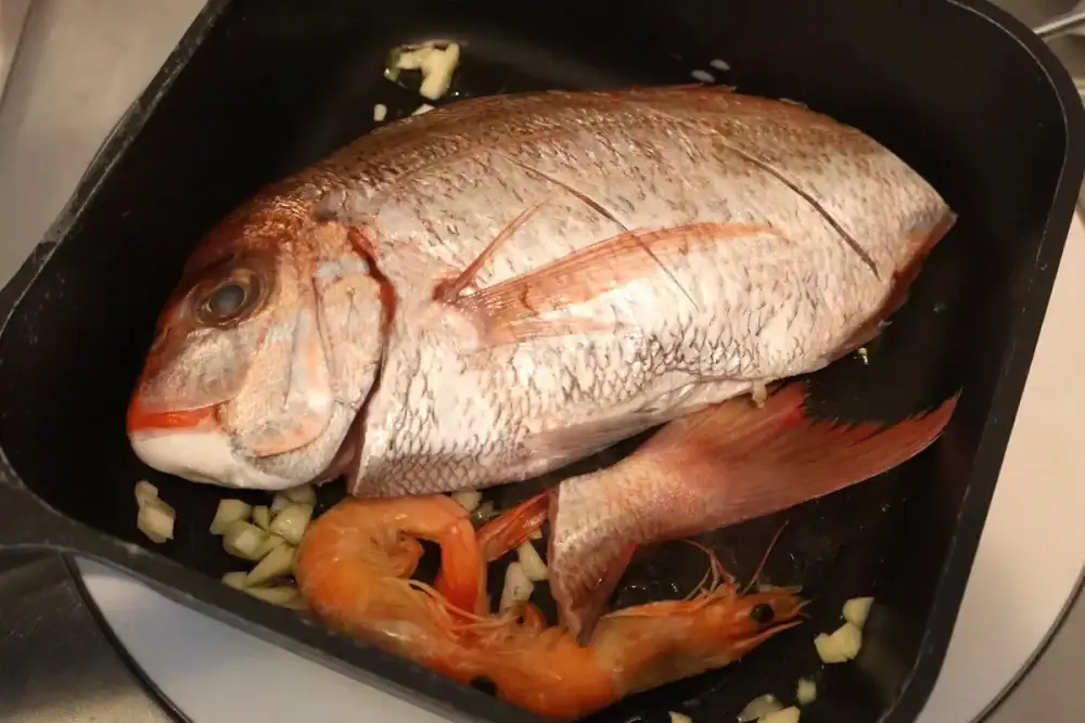 第2位 【角上魚類】海鮮天ぷらうどん、カレーを実食！「魚屋のこれウマいに決まってる」絶対買うべき夏の新惣菜