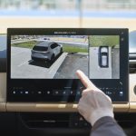 標準でも12.9インチディスプレーを備え、エアコン操作はタッチ式になっている