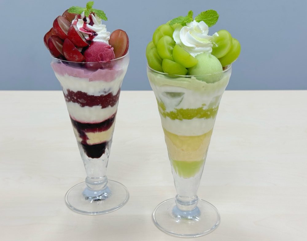 これやばすぎ……!デニーズ秋限定“極上ぶどうパフェ”今年はどっちを選ぶ!?爽やか「シャインマスカット」と希少品種「クイーンルージュ®」のザ・サンデーを食べ比べ!
