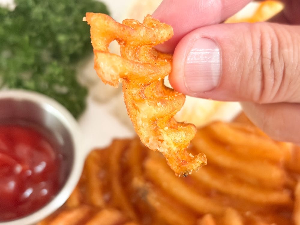 「スパイシーポテトワッフルカット」を実食してみると、トースター調理だとカリカリ食感、油で揚げるとザクザク食感を楽しめます