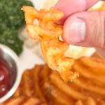 「スパイシーポテトワッフルカット」を実食してみると、トースター調理だとカリカリ食感、油で揚げるとザクザク食感を楽しめます