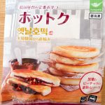 韓国の伝統的な屋台スイーツ「ホットク」は、パッケージから想像しやすいのですが、見た目はホットケーキのような感じ
