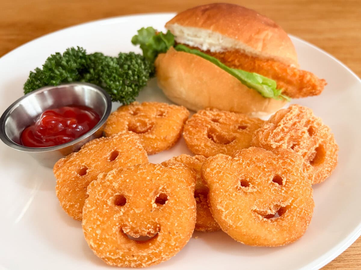 フィッシュバーガーのサイドメニューとして盛り付けてみましたが、完全にメインを食っちゃうほどのビジュ