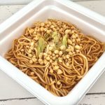 【第2位】セブン‐イレブン限定「サッポロ一番 しょうゆ味油そば」/湯切り後に加える調味だれは、ポークとチキンをベースに香味野菜と香辛料で味を調えた濃厚なしょうゆダレ