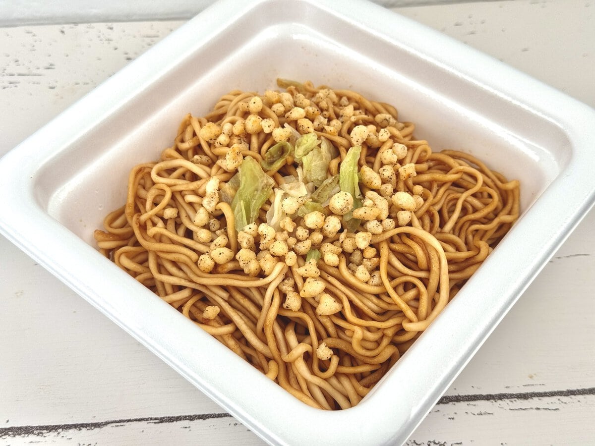 【第2位】セブン‐イレブン限定「サッポロ一番 しょうゆ味油そば」／湯切り後に加える調味だれは、ポークとチキンをベースに香味野菜と香辛料で味を調えた濃厚なしょうゆダレ