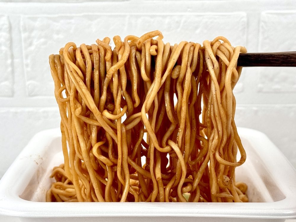 【第2位】セブン‐イレブン限定「サッポロ一番 しょうゆ味油そば」/麺は丸刃の中太フライ麺で、もっちりとした弾力と強いコシが持ち味