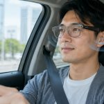 両手が塞がっているときや電話中、音楽を聴いているときにでも操作できるのです