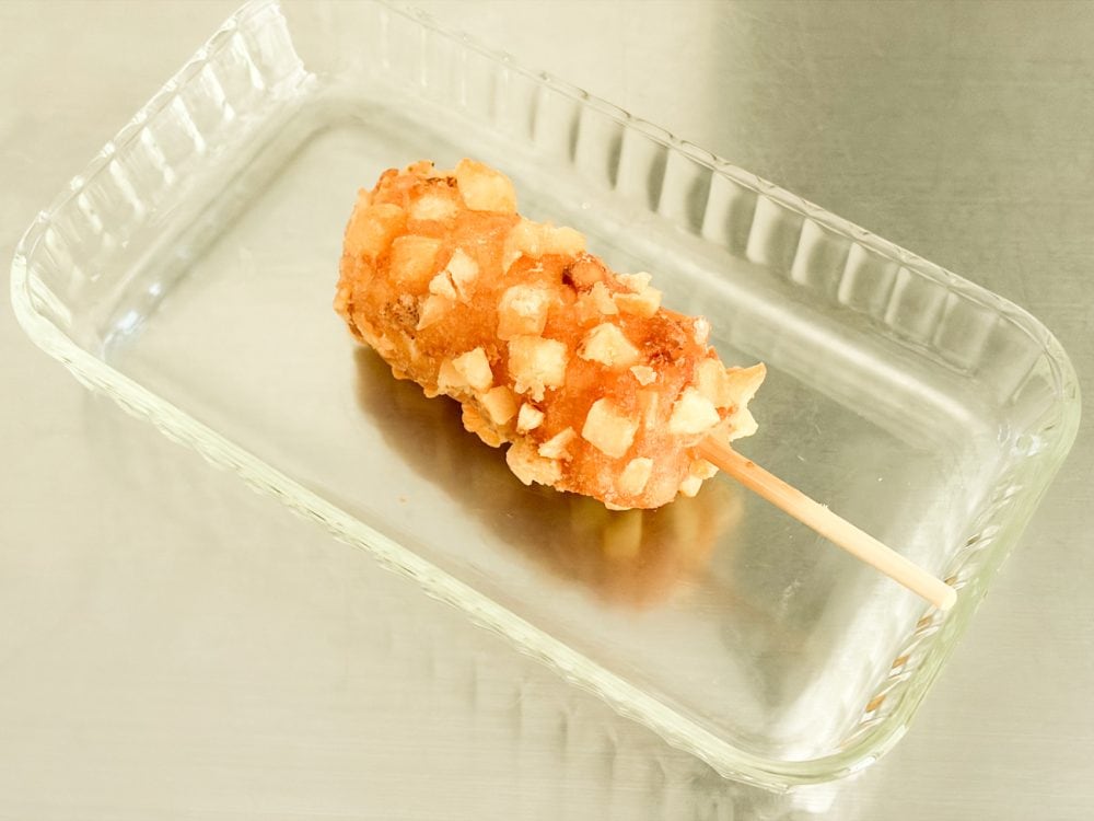 「じゃがチーズハットク」はすでに油で揚げた状態で冷凍しているので、家で揚げる必要なし