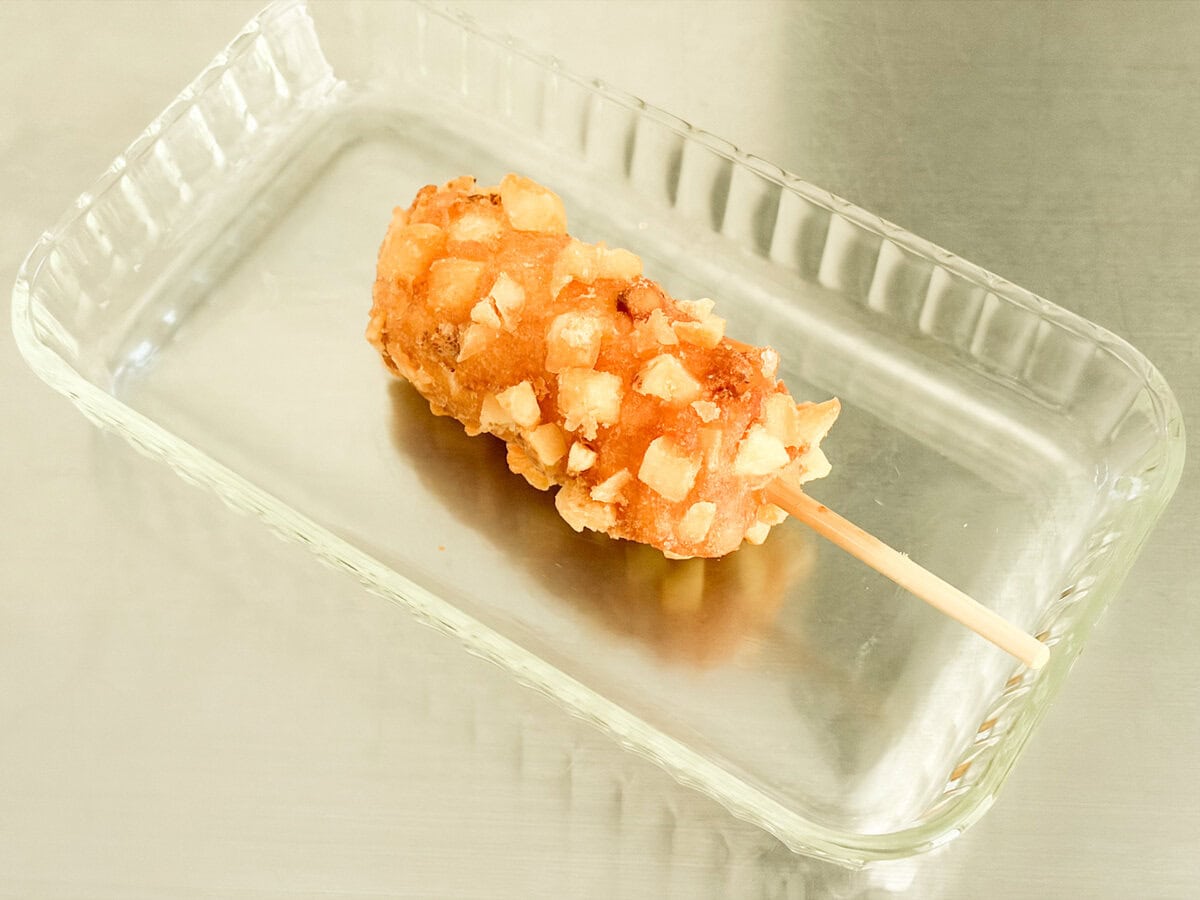 「じゃがチーズハットク」はすでに油で揚げた状態で冷凍しているので、家で揚げる必要なし