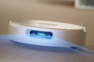 【掃除の自動化はここまで来た】シャークの最新ロボット掃除機は“ガチで全自動”！壁際2mmまで届くブラシ＆伸縮モップと最高80℃の温水除菌で「本当の手間いらず」な一台