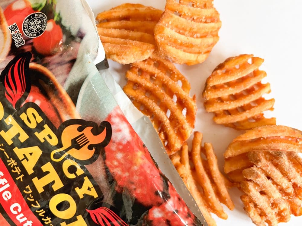 マックフライポテトMサイズ約135gで330円に対し、「スパイシーポテトワッフルカット」は135g 換算で95.74円