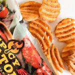 マックフライポテトMサイズ約135gで330円に対し、「スパイシーポテトワッフルカット」は135g 換算で95.74円