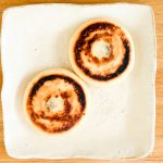 「黒糖とピーナッツの素朴なソース」のホットクは弱火で温めるのですが、わりとすぐに焦げ目がついてしまうので、注意が必要