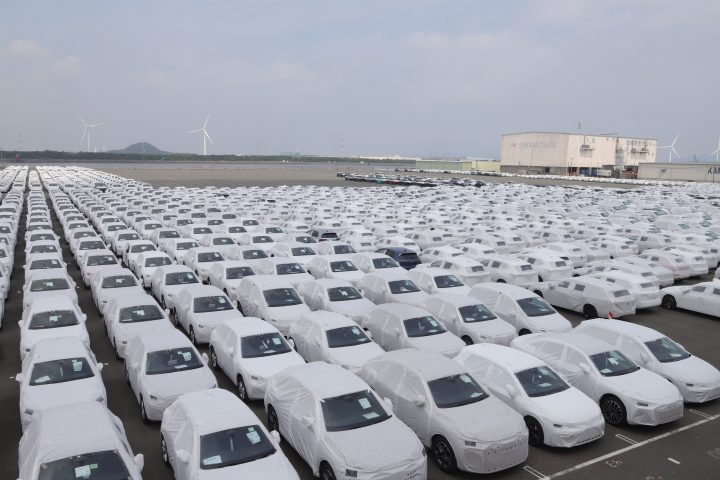 【一般非公開】VWの巨大部品倉庫に潜入!輸入車の不安を覆す「翌日到着」の秘密、日本一の揚陸拠点を自動車ジャーナリストが徹底解説