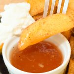 「フライドポテトナチュラルウェッジ」のアレンジメニューを実食してみると、スイートチリの甘くて辛い連鎖が後を引き、さらにサワークリームが口をさっぱりさせるのと同時に油脂膜を形成してくれるので、やめられないとまらない味！