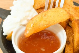 【マックMサイズ相当で50円台】業スーのフライドポテトが圧倒的コスパ！絶品の変わり種5商品を食のプロが実食検証。お酒が進むポテトワッフル、コロッケ級ハッシュブラウンほか