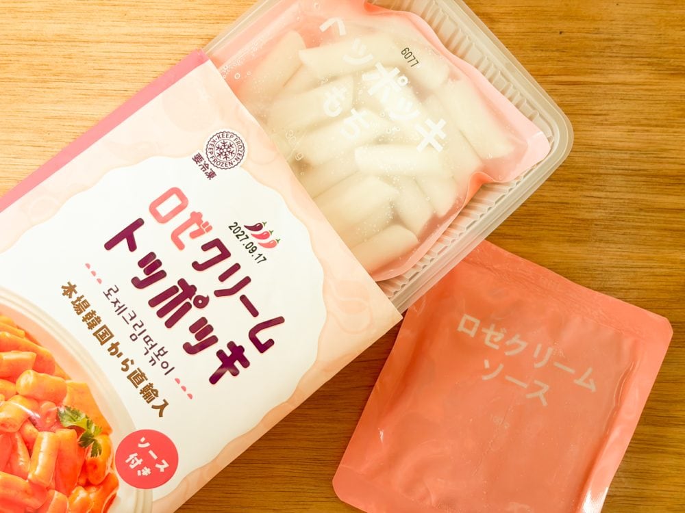 「ロゼクリームトッポギ」の外パッケージを開けると、トック(餅)とソースが別々に小分けされていました