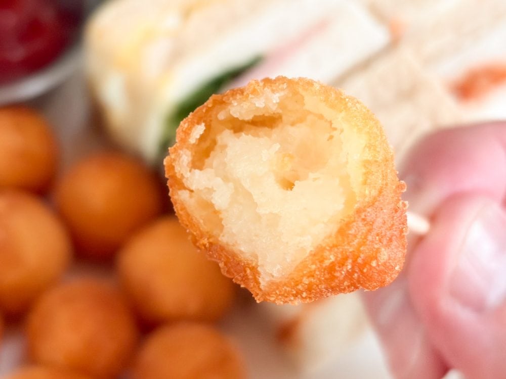 衣のカリカリとマッシュポテトのふんわりホクホクの2つの食感のバランスが絶妙！
