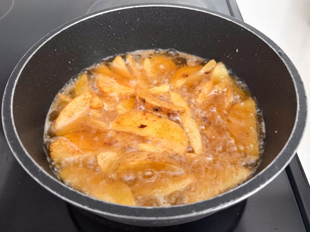 油で約4分30秒揚げるだけ！ もちろん油で揚げずにオーブントースターでの調理も可能です