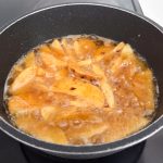油で約4分30秒揚げるだけ！ もちろん油で揚げずにオーブントースターでの調理も可能です
