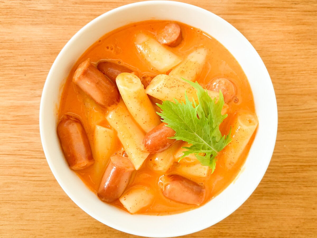 韓国ドラマによく登場する「トッポギ」ですが、演者たちがいつもおいしそうに食べているのに釣られ、これまでに何度も食べたことがあるのですが、すべて激辛！