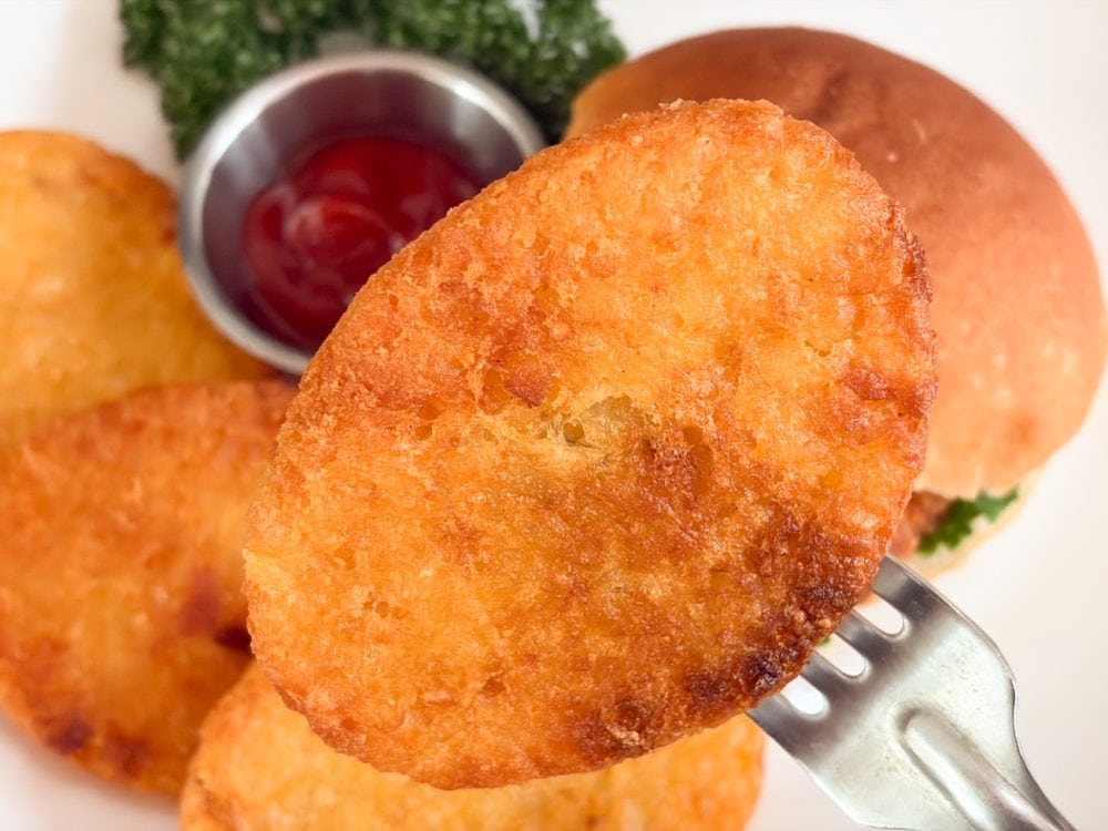 ビジュ的にはハッシュポテト特有の小さくカットしたジャガイモの存在が表面に少なくて、しかも楕円形なのでコロッケに見えてきます