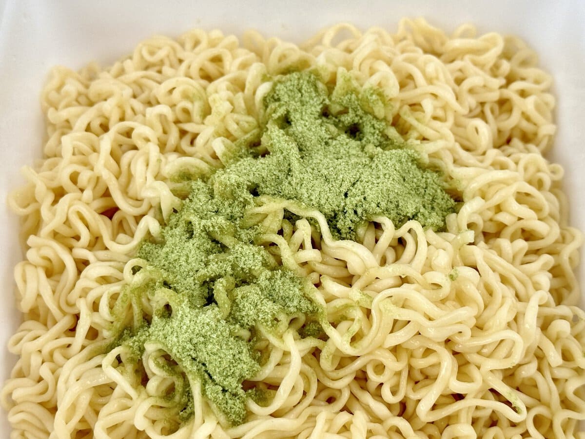 【第3位】明星「東京デザイン専門学校コラボ 今日もおつ豆さま えだ豆味焼そば」/見た目からも“枝豆感”がしっかり伝わってきます