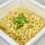【第3位】明星「東京デザイン専門学校コラボ 今日もおつ豆さま えだ豆味焼そば」/具材には北海道産のフリーズドライ枝豆を使用し、ゆでた後に塩味を調整してから乾燥させているため、湯戻し後もほどよい塩気とホクッとした食感が残るのが特徴です