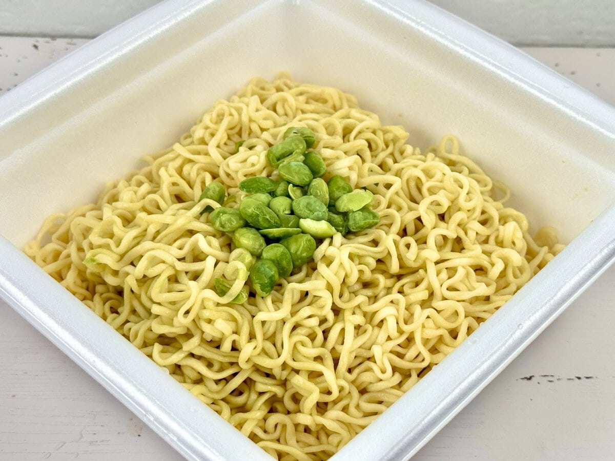 【第3位】明星「東京デザイン専門学校コラボ 今日もおつ豆さま えだ豆味焼そば」/具材には北海道産のフリーズドライ枝豆を使用し、ゆでた後に塩味を調整してから乾燥させているため、湯戻し後もほどよい塩気とホクッとした食感が残るのが特徴です