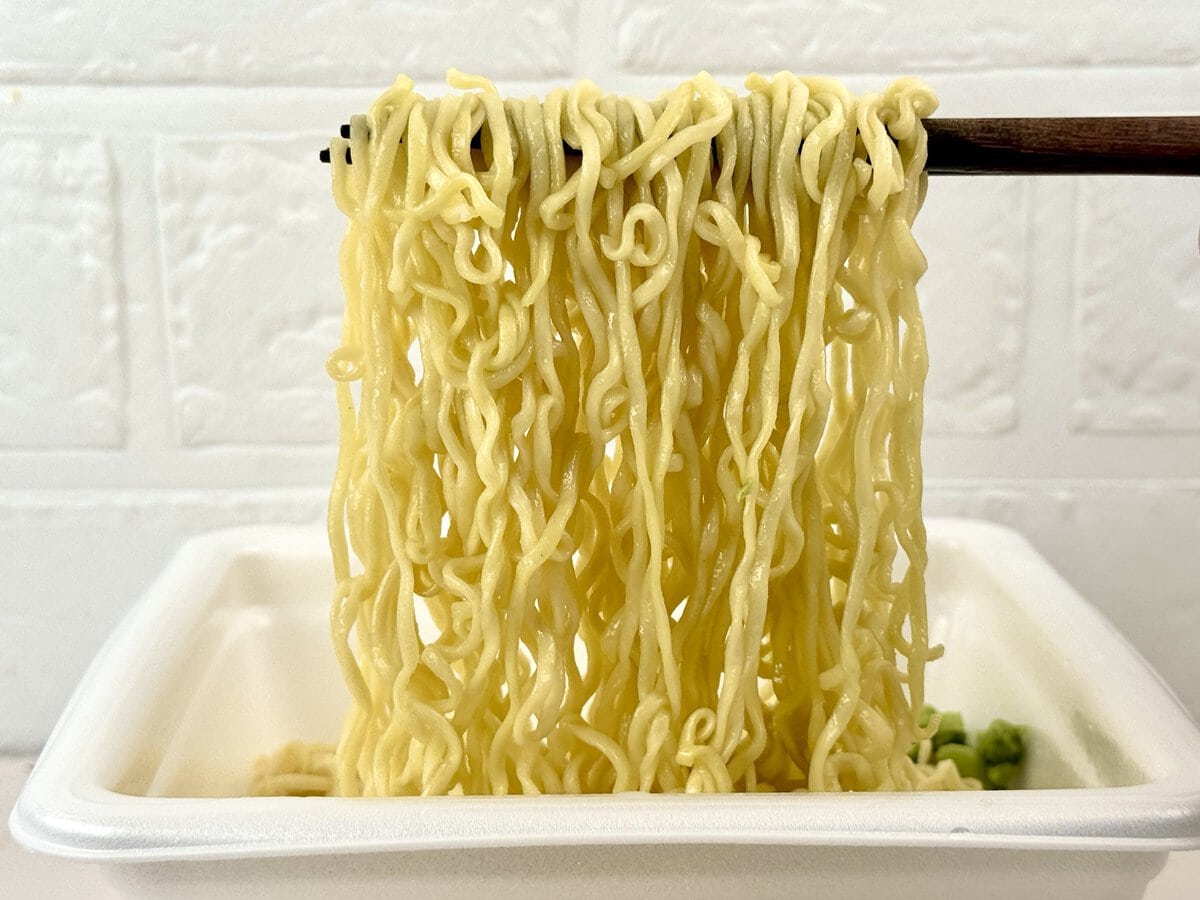 【第3位】明星「東京デザイン専門学校コラボ 今日もおつ豆さま えだ豆味焼そば」/麺は大盛タイプの塩系カップ焼そばに近い軽やかな口当たりという印象
